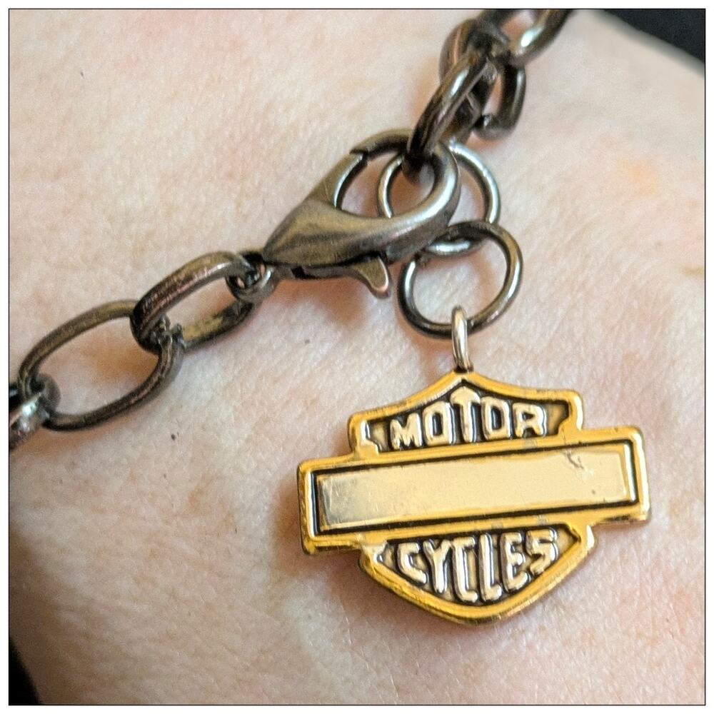 New HARLEY DAVIDSON 2 Tone Bar & Shield Charm Bracelet on Gunmetal Gray Chain